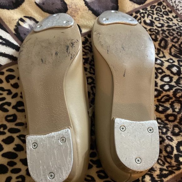 🌻🌻🌻Kids tan tap shoes made in Thailand great condition - Picture 4 of 5